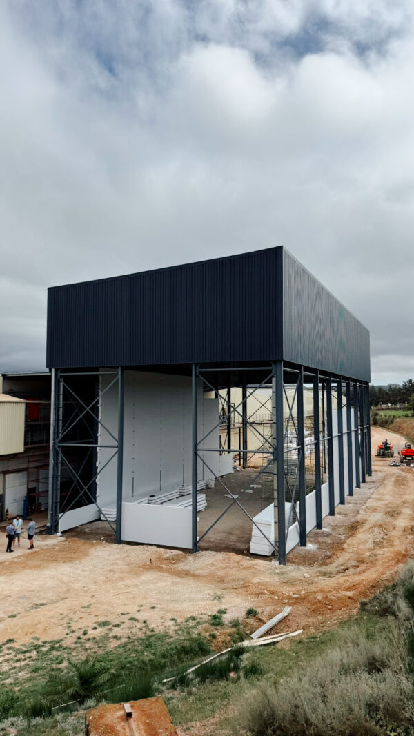 Remhoogte Elgin Holding Room x LRJ Steel. Commercial Steel Structures.